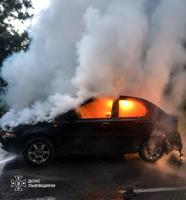 image У Самборі під час руху загорівся легковий автомобіль