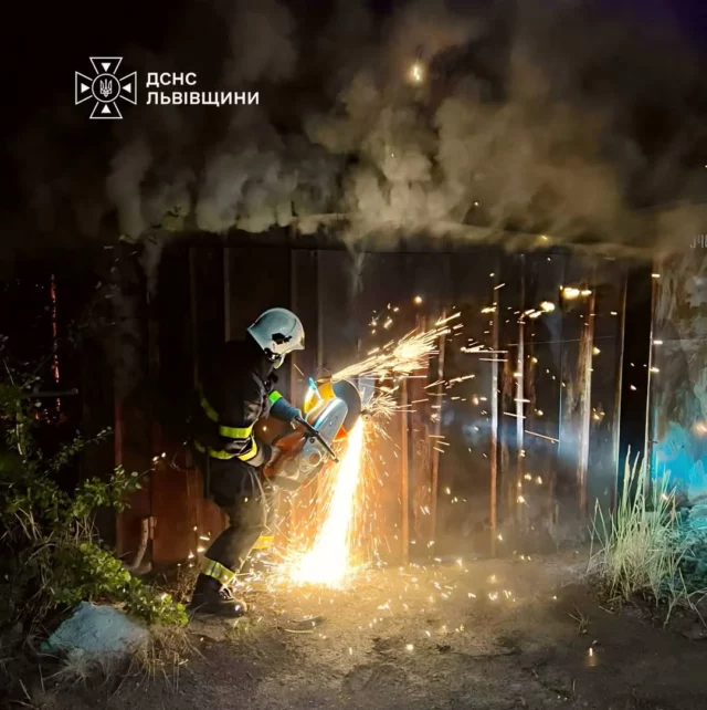 image У Шептицькому загорілися гаражі: вогнеборці врятували кооператив від поширення вогню