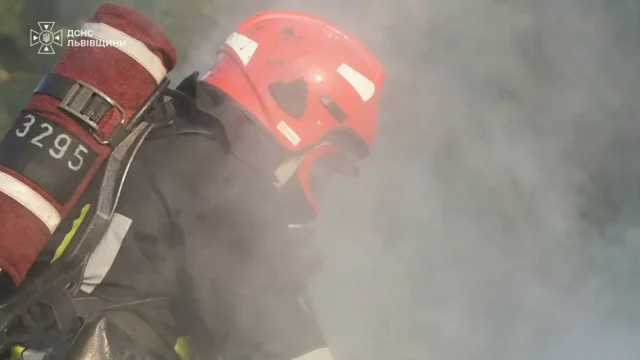 image У Трускавці рятувальники вивели двох людей із задимленої квартири