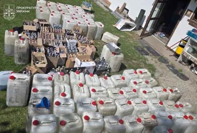 На Львівщині викрили підпільний цех контрафактного алкоголю на 500 тисяч гривень