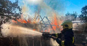У Заболотцях на Золочівщині рятувальники не допустили знищення трьох житлових будинків пожежею