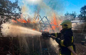 У Заболотцях на Золочівщині рятувальники не допустили знищення трьох житлових будинків пожежею