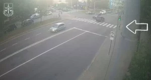 У Львові на пішохідному переході дві BMW збили батька з дитиною