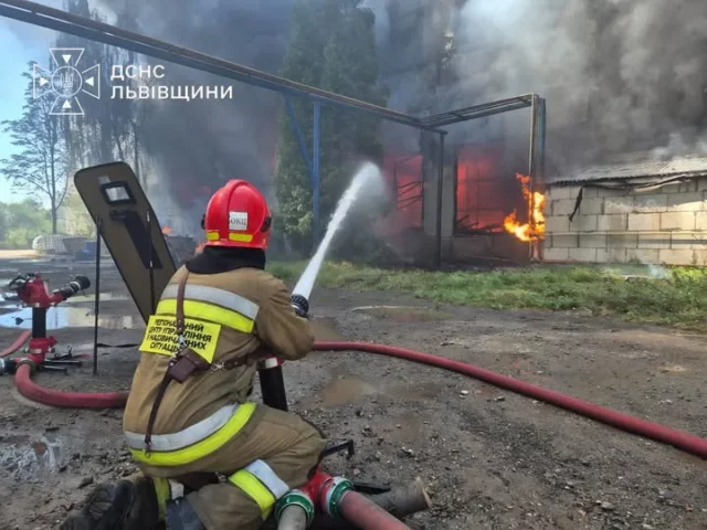 image У Львові рятувальники ліквідували пожежу на складі, загинули троє людей