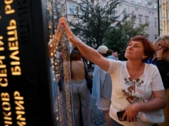У Львові відкрили тимчасову інсталяцію «Колони пам’яті» з понад 2000 імен полеглих воїнів