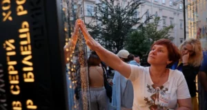 У Львові відкрили тимчасову інсталяцію «Колони пам’яті» з понад 2000 імен полеглих воїнів
