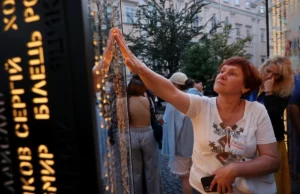 У Львові відкрили тимчасову інсталяцію «Колони пам’яті» з понад 2000 імен полеглих воїнів У Львові відкрили тимчасову інсталяцію «Колони пам’яті» з понад 2000 імен полеглих воїнів