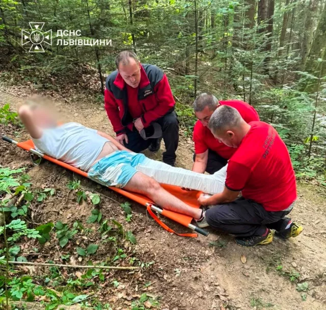 image На водоспаді «Кам’янка» на Львівщині рятувальники допомогли травмованому туристу