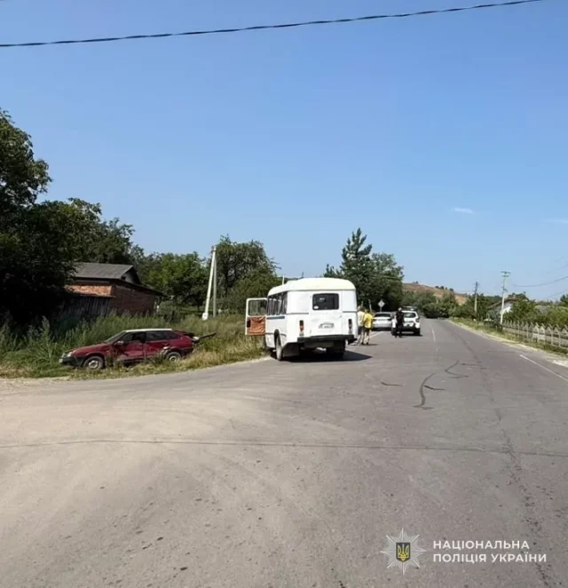 image У селі Попелі зіткнулися ВАЗ-2109 та автобус, травмований водій легковика