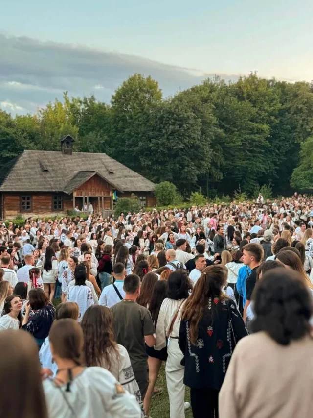 На День Незалежності до Шевченківського гаю у Львові прийшли понад 3 тисячі людей