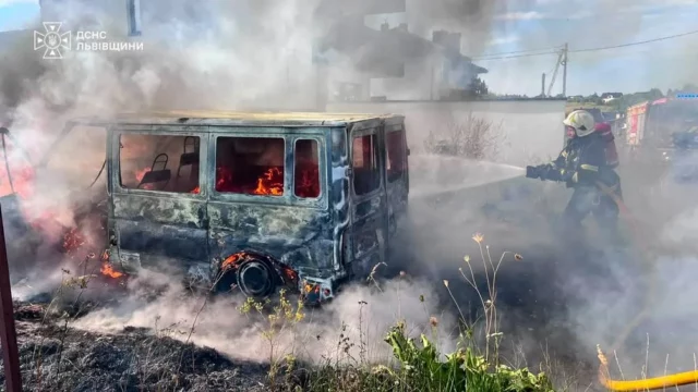 У селі Зубра Львівського району загорівся автомобіль Ford Transit