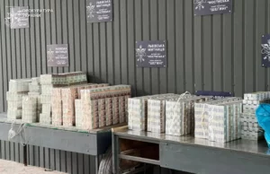 На Львівщині водієві мікроавтобуса повідомили про підозру за спробу вивезення 6,5 тисячі пачок цигарок до Польщі На Львівщині водієві мікроавтобуса повідомили про підозру за спробу вивезення 6,5 тисячі пачок цигарок до Польщі
