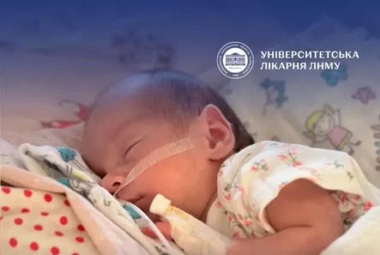 Маленька Квітка, народжена на 29 тижні з вагою 900 г, одужує в Університетській лікарні Львова