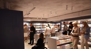 У Львові в колишньому кінотеатрі відкрили книгарню-кав’ярню «Сенс»