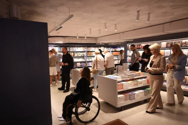 image У Львові в колишньому кінотеатрі відкрили книгарню-кав’ярню «Сенс»