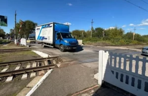 У Брюховичах перекриють залізничний переїзд: зміниться рух автобуса № 67