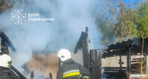 У Яворові під час пожежі господарської будівлі вогнеборці захистили ще чотири