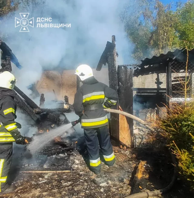 image У Яворові під час пожежі господарської будівлі вогнеборці захистили ще чотири