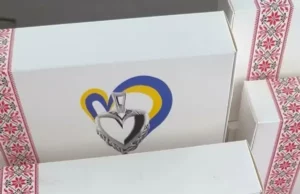 У Великих Мостах дітям полеглих захисників вручили кулони «Батьківське серце» У Великих Мостах дітям полеглих захисників вручили кулони «Батьківське серце»