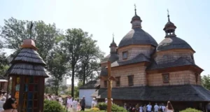 У Жовкві після реставрації освятили дерев’яну церкву Пресвятої Трійці
