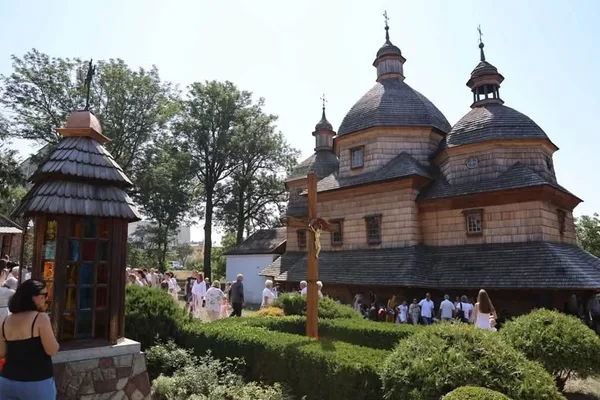 image У Жовкві після реставрації освятили дерев’яну церкву Пресвятої Трійці