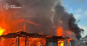 У Бродах загорівся металевий ангар: пожежу ліквідували рятувальники