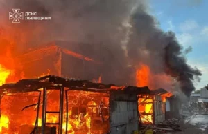 У Бродах загорівся металевий ангар: пожежу ліквідували рятувальники