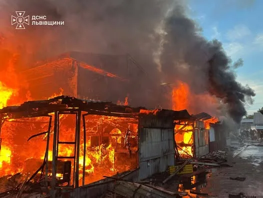 image У Бродах загорівся металевий ангар: пожежу ліквідували рятувальники