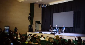 Борис Джонсон у Львові презентував українське видання мемуарів «Кайданів нема»