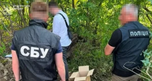 На Львівщині 58-річного чоловіка знову підозрюють у збуті зброї та кокаїну