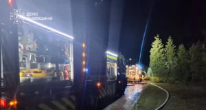 У Трускавці вночі загорівся дах триповерхової будівлі
