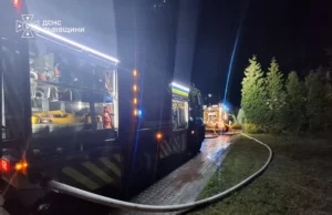 У Трускавці вночі загорівся дах триповерхової будівлі