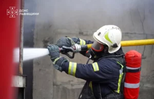 У Стрию рятувальники евакуювали мешканців під час пожежі в багатоповерхівці У Стрию рятувальники евакуювали мешканців під час пожежі в багатоповерхівці