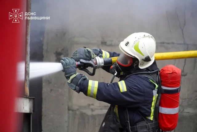 image У Стрию рятувальники евакуювали мешканців під час пожежі в багатоповерхівці