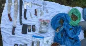 На Самбірщині судитимуть чоловіка, який вирощував коноплі та зберігав зброю