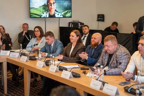 image На саміті C8 домовилися створити спільну карту туристичних проєктів у Карпатах