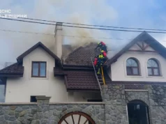 У Дрогобичі загорівся житловий будинок, рятувальники приборкали вогонь