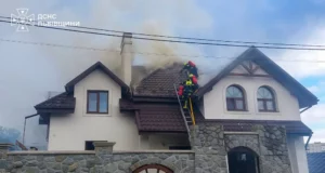 У Дрогобичі загорівся житловий будинок, рятувальники приборкали вогонь