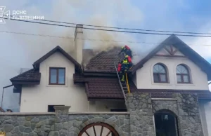 У Дрогобичі загорівся житловий будинок, рятувальники приборкали вогонь У Дрогобичі загорівся житловий будинок, рятувальники приборкали вогонь