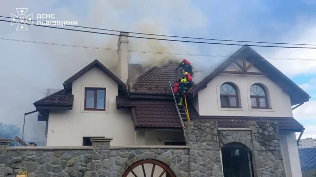 image У Дрогобичі загорівся житловий будинок, рятувальники приборкали вогонь