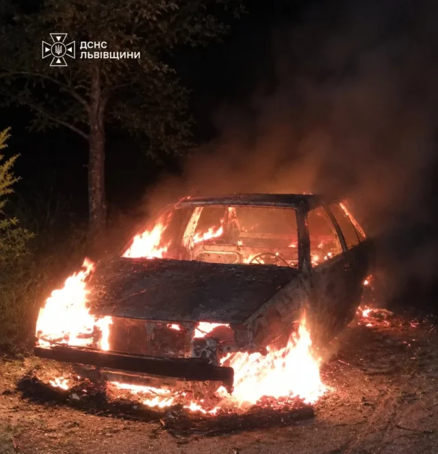 image У селі Вовчатичі вогонь знищив легковик ВАЗ‑2108
