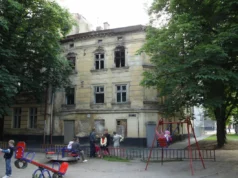 У центрі Львова занепадають два історичні будинки позаду Опери: міськрада просить втручання Мінкульту