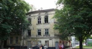 У центрі Львова занепадають два історичні будинки позаду Опери: міськрада просить втручання Мінкульту