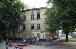 У центрі Львова занепадають два історичні будинки позаду Опери: міськрада просить втручання Мінкульту У центрі Львова занепадають два історичні будинки позаду Опери: міськрада просить втручання Мінкульту