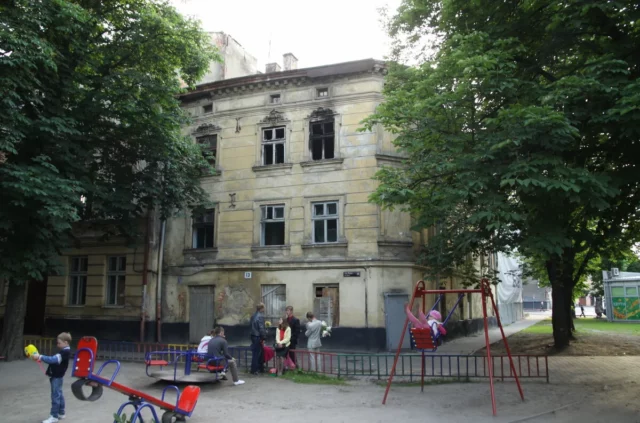 У центрі Львова занепадають два історичні будинки позаду Опери: міськрада просить втручання Мінкульту