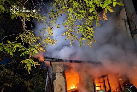 У Львові вогнеборці врятували житловий будинок від пожежі