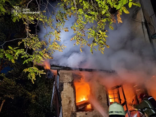 image У Львові вогнеборці врятували житловий будинок від пожежі