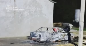 На Золочівщині рятувальники загасили палаючий автомобіль, на місці знайшли тіло