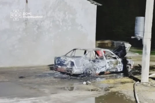 На Золочівщині рятувальники загасили палаючий автомобіль, на місці знайшли тіло