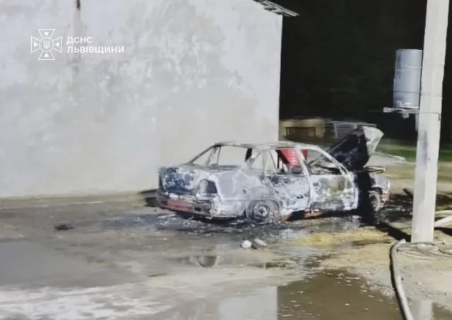 image На Золочівщині рятувальники загасили палаючий автомобіль, на місці знайшли тіло